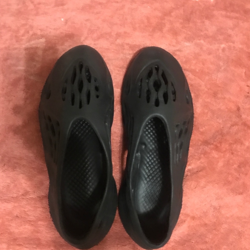 Black yeezy foam runners